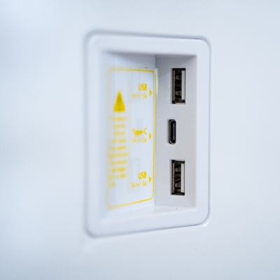2024 Mesa de café inteligente con cargadores inalámbricos multifunción LED altavoz de luz ambiental y capacidad de congelador de 70L