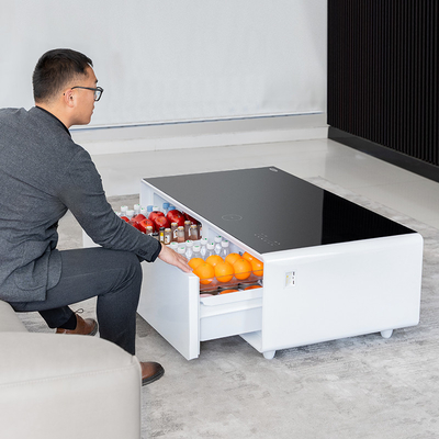 Refrigerador de doble puerta con altavoces incorporados y cargador inalámbrico