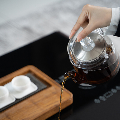 Primera mesa de café multifuncional con carga inalámbrica y enchufe de nevera incorporada