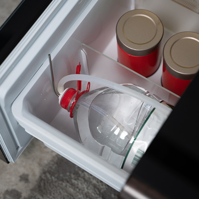 Tabla de doble puerta inteligente personalizada Mini Bar Cestuario de nevera con mesa de café multifuncional