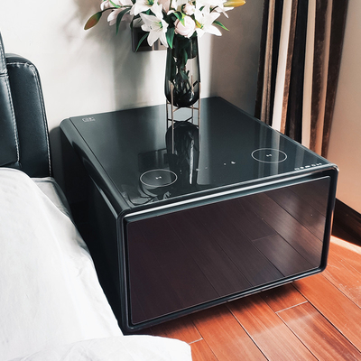 Refrigerador de mesa de carga inalámbrica para maquillaje y artículos de belleza esenciales en negro