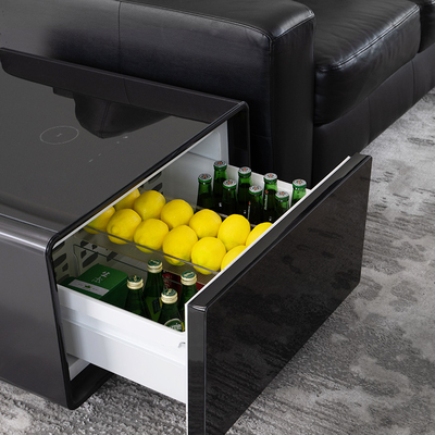 Sala de estar de estilo nórdico moderno con carga inalámbrica y mesa lateral inteligente con parámetros USB
