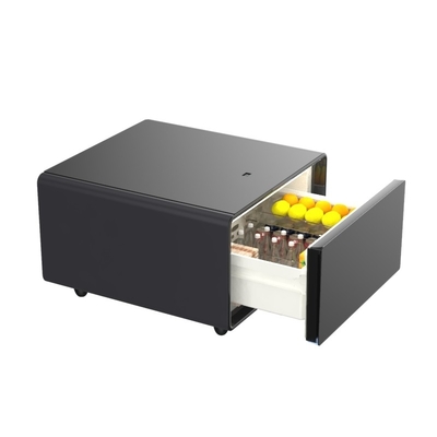 Una mesita de noche moderna de vidrio templado negro con carga inalámbrica y mini refrigerador